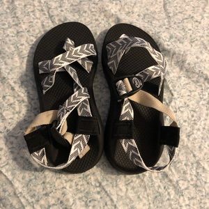 CHACOS Black and White Chevron